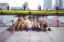 合影:左起：李冉，王宇轩，龙鹏，单亚屏，徐磊